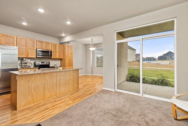 Building Photo - Clean and Modern Ground-Floor Condo with C...
