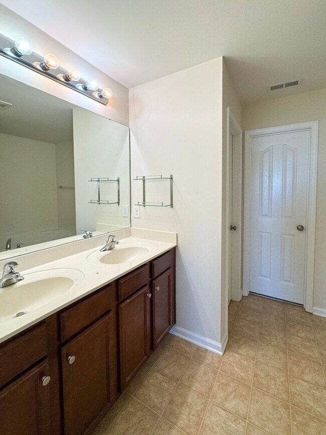 Building Photo - Lovely 5 Bed 3 Bath Home with Community Amenities