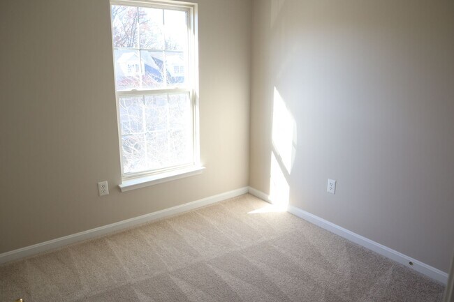 Building Photo - Exquisite Renovated Townhome in Germantown Estates