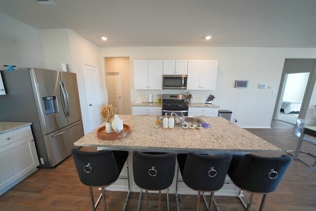 Building Photo - Like-New Home in Applewood Neighborhood. Realtor Commission: $600