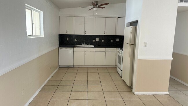 Building Photo - 3 BEDROOMS 2 BATHROOMS HOUSE AVAILABLE FOR...