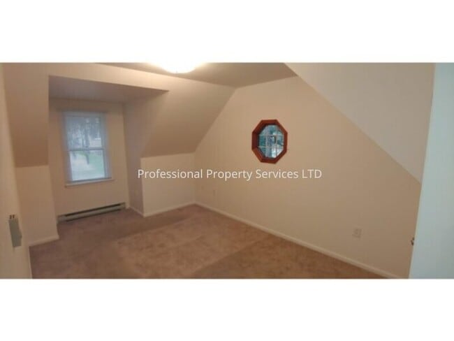 Building Photo - Country Living Near Commuter Routes