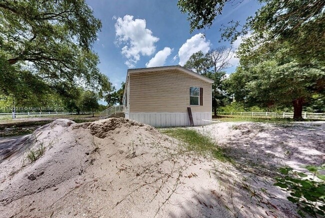 Building Photo - 720 N Riverside St