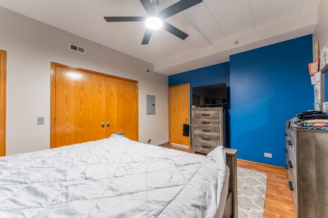 Building Photo - 2805 N 75th Ct