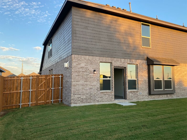 Building Photo - 1008 Mosby Ln