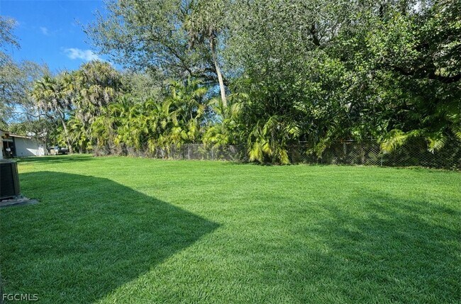 Building Photo - 917 Freemont St