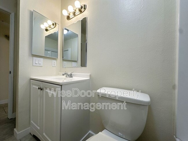 Building Photo - 450 E 4th St