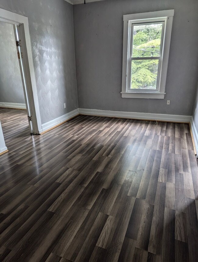 Building Photo - MOVE IN READY 4 Bedroom in the Heart of Portsmouth!