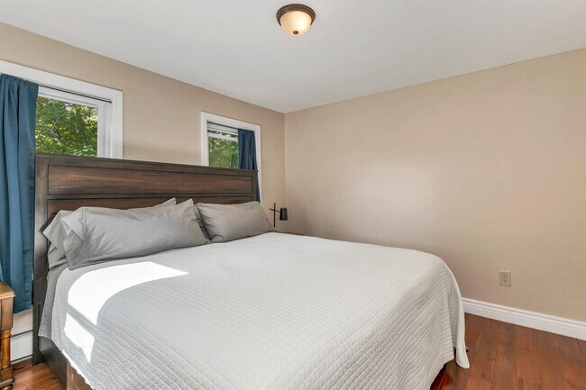 Building Photo - 172 Center St