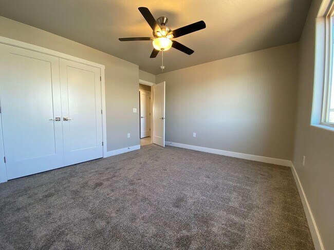 Building Photo - Newer- Red Mountain Vista Town Home