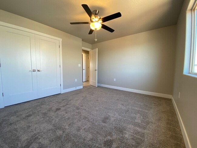 Building Photo - Red Mountain Vista Town Home, End Unit