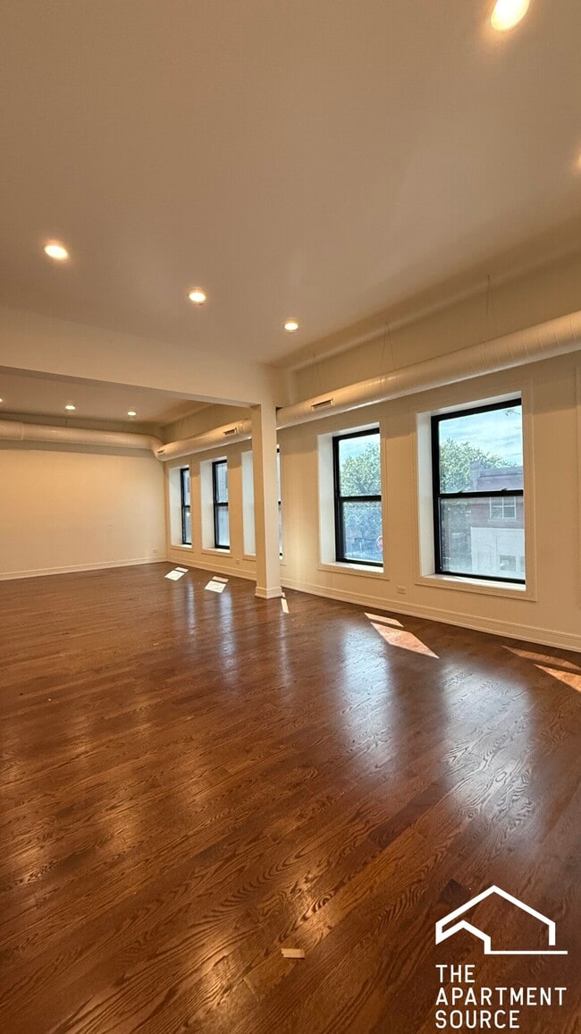 Building Photo - 2500 W Chicago Ave