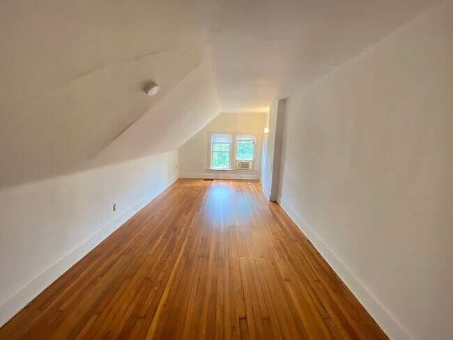 Building Photo - 323 E 18th Ave
