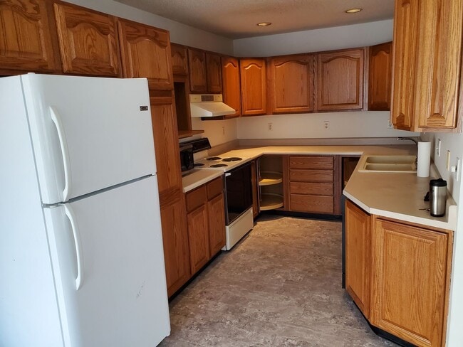 Building Photo - 2 bedroom duplex with 2 car attached garage!