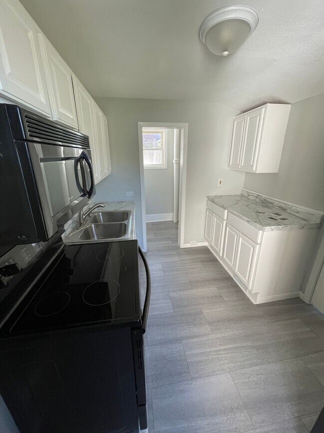 Building Photo - AVAILABLE June  - 1 BED 1 BATH Single Family Home!