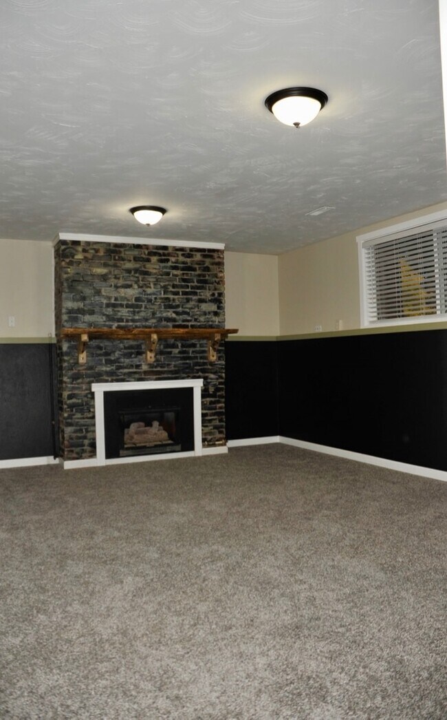 Building Photo - Sanders Beach: 5 bed 2 bath (split level) 4 car garage