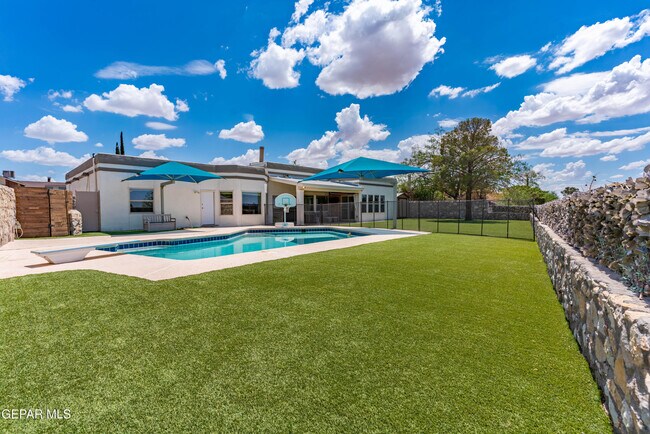 Building Photo - 7033 San Marino Dr