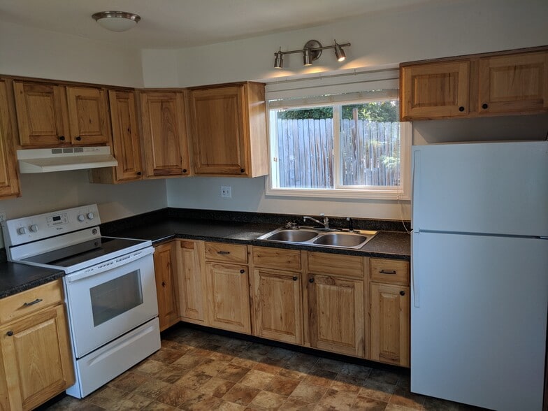 Kitchen - 1800 Lakeway Dr