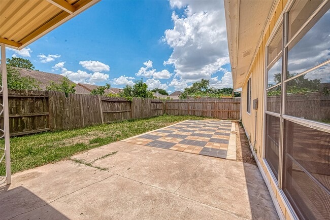 Building Photo - 12055 Fairpoint Dr