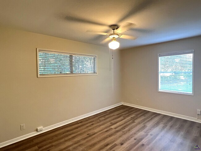 Building Photo - 4693 Twin Oak Dr