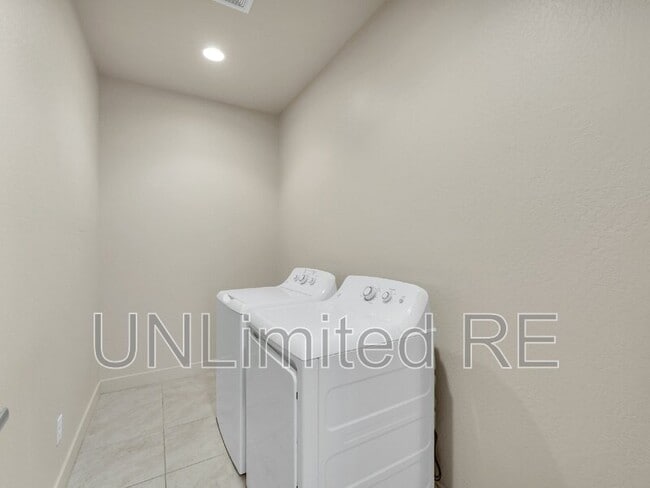 Building Photo - 2539 W Josselyn Dr