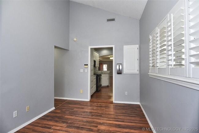 Building Photo - 319 S Gillette Ave