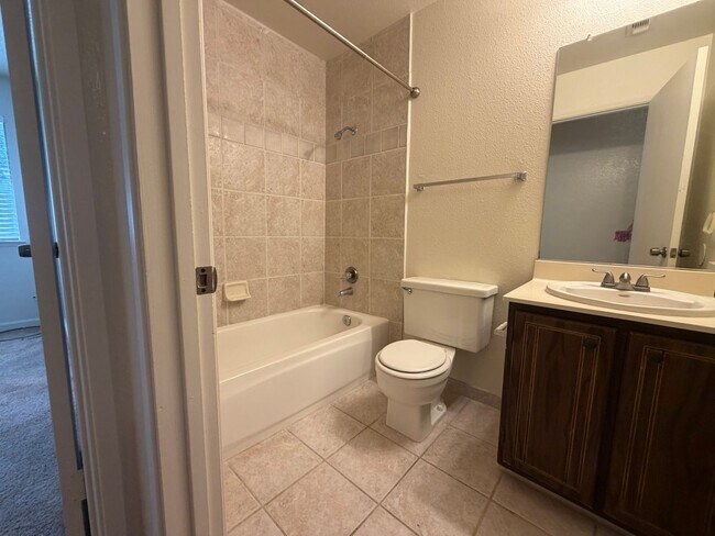 Building Photo - 2813 Pepper Oaks Dr