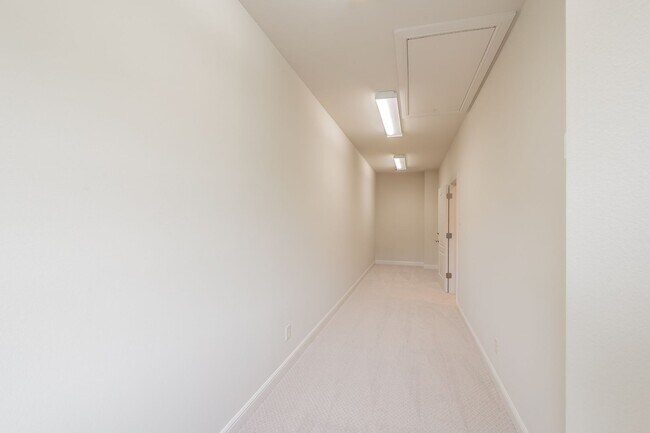 Building Photo - Beautiful Monticello Town Home!!!