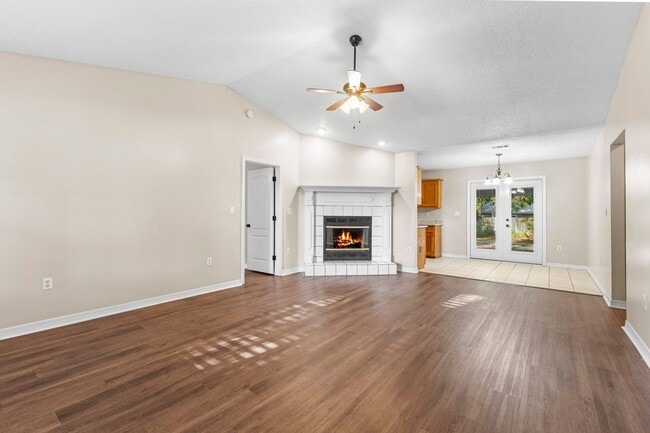 Building Photo - Crestview Charmer Available JUNE 2026!