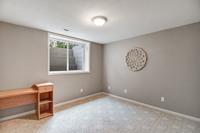 Building Photo - Spacious and Convenient – 3 Bedroom / 3 Ba...