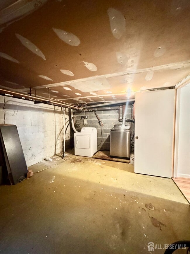 Building Photo - 323 Gill Ln