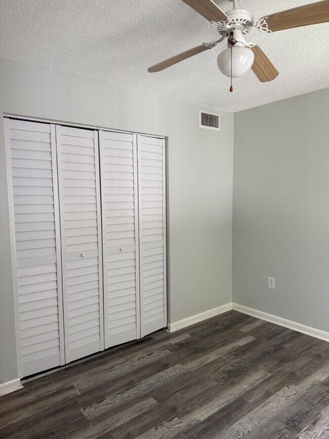 Building Photo - 1372 Pine Ridge Cir E