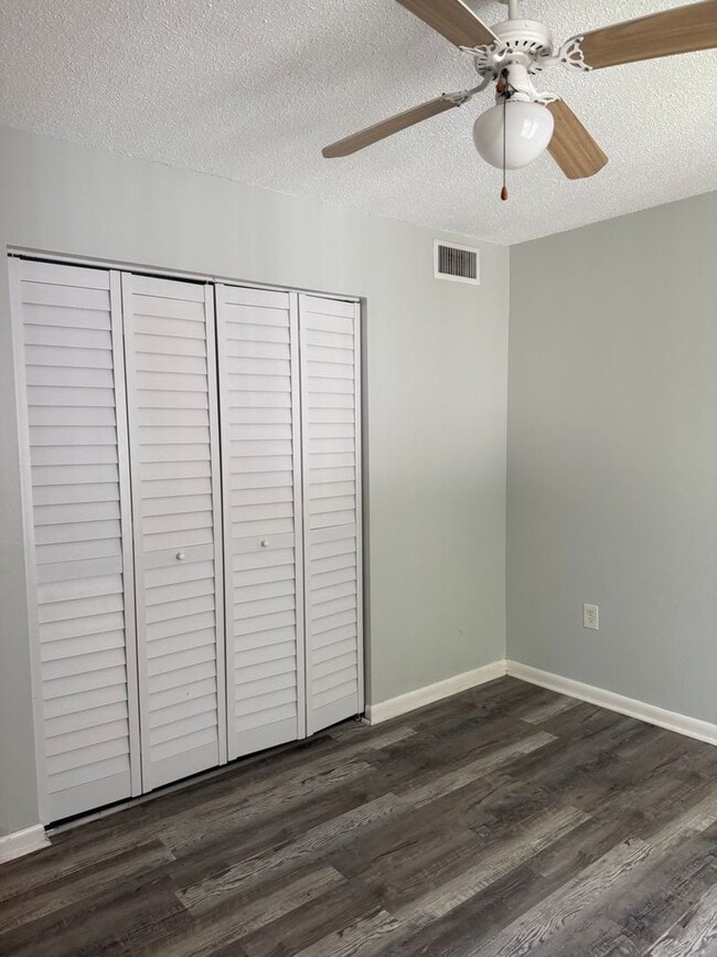 Building Photo - Pine Ridge at Tarpon Condo