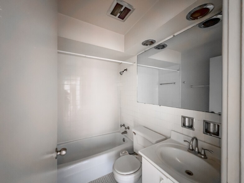 Building Photo - 535 W Aldine Ave