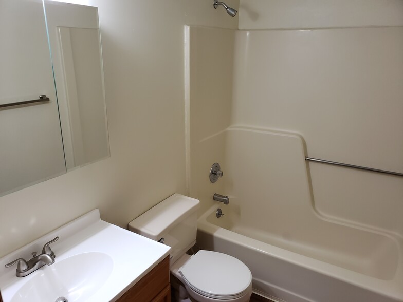 second floor bath - 37 4th Ave
