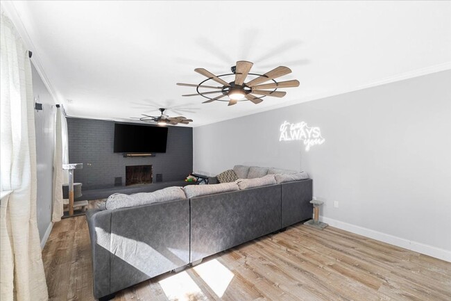 Building Photo - Spacious Home with Amazing Fenced Yard in ...
