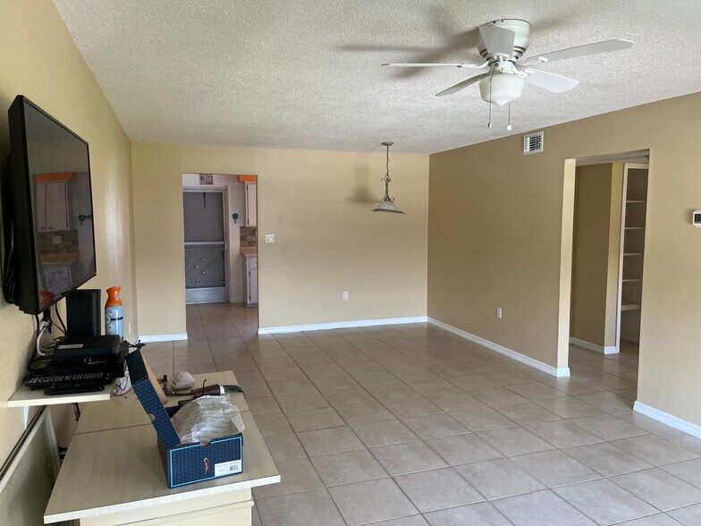 Living room - 190 E Olmstead Dr