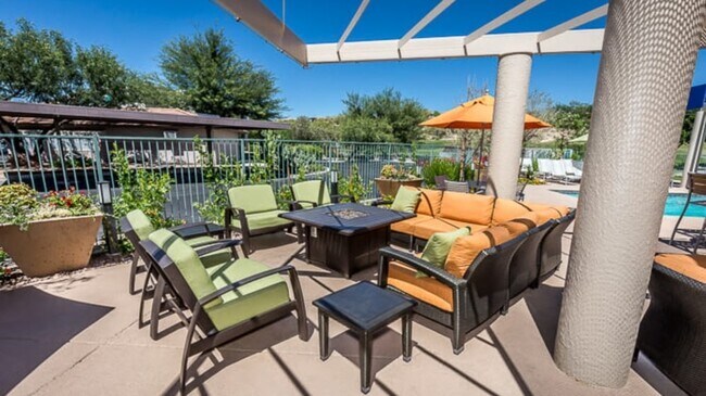 Building Photo - 10950 N La Cañada Dr