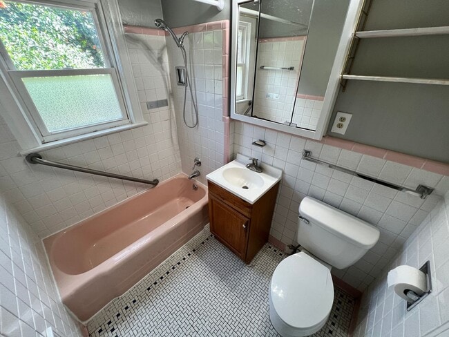 Building Photo - Nice 3 Bedroom 1 Bathroom Home With Detach...