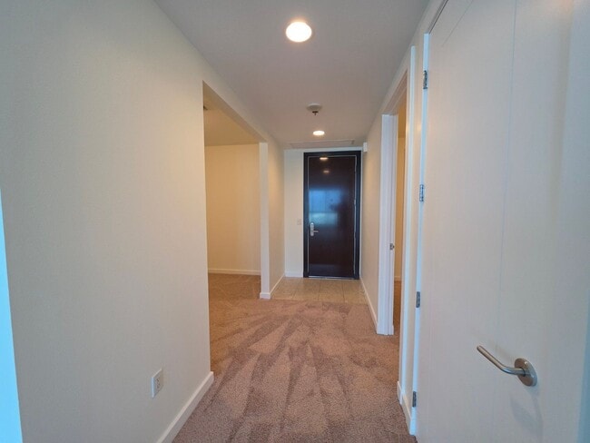 Building Photo - Fantastice High Rise with Full City Views!