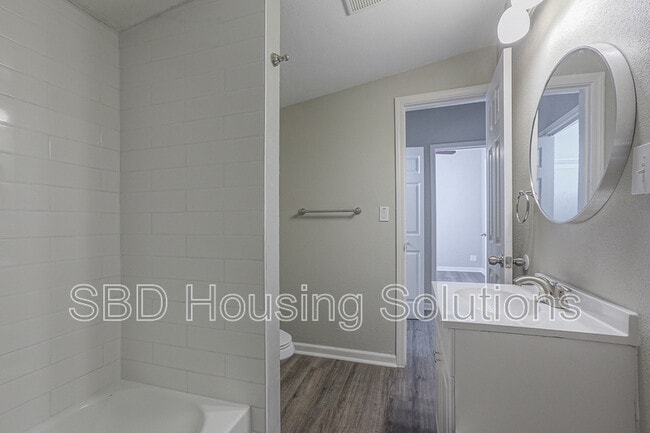 Building Photo - 118 N Hawthorne Ave