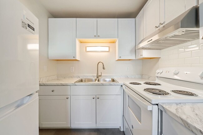 Building Photo - Fully Remodeled 2?Bedroom Apartment in Buckman Neighborhood