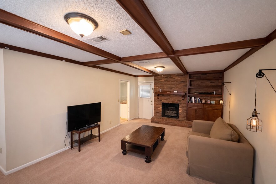 Building Photo - 205 Dogwood Dr