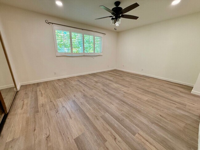 Building Photo - Beautifully Updated 3-Bedroom Tri-Level Condo with Bonus Room in Prime Chatsworth!