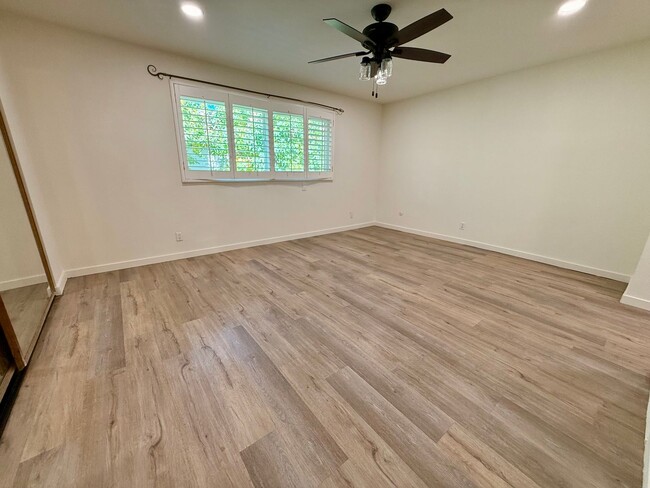 Building Photo - Updated 3-Bedroom Tri-Level Condo w/Bonus Room, Laundry & Garage in Prime Chatsworth!