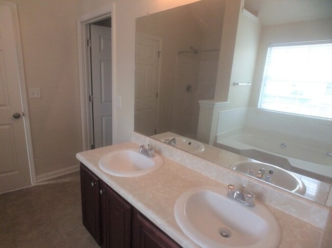 Building Photo - 1894 Roble Dr