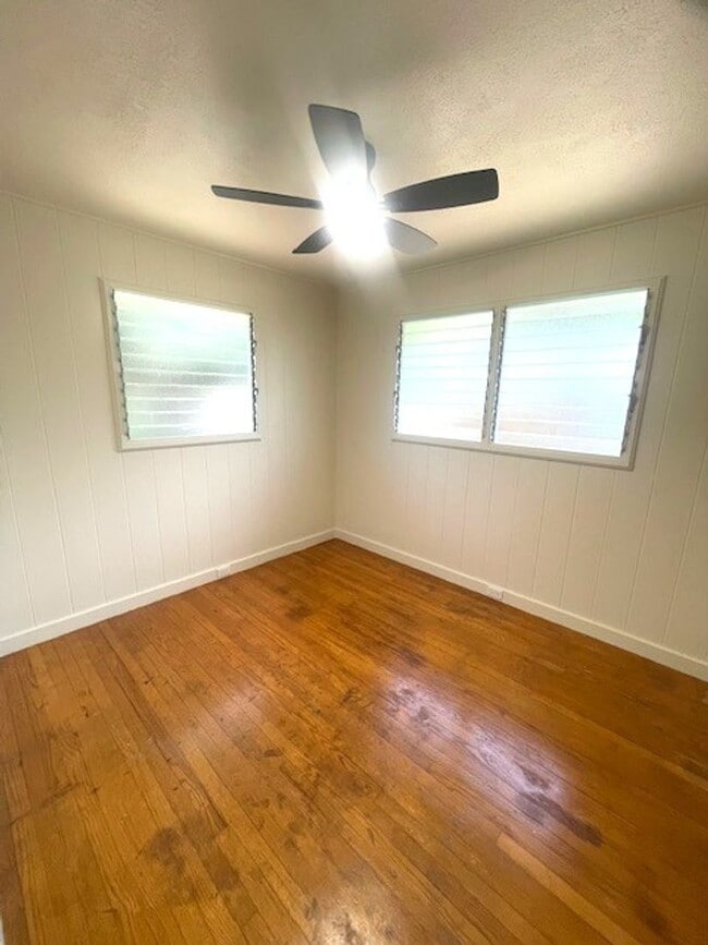 Building Photo - 3 Bedroom / 1 Bath home in Kaimuki