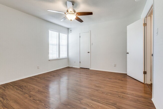 Building Photo - Lock and go GATED COMMUNITY near the night life in Addison. 2br/1ba Condo!