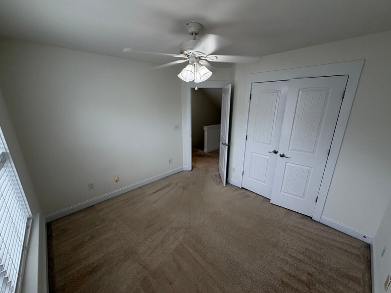 Building Photo - Room in House on Dubois Court
