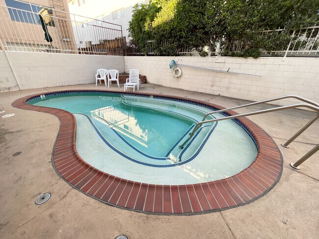 Building Photo - 5330 Zelzah Ave